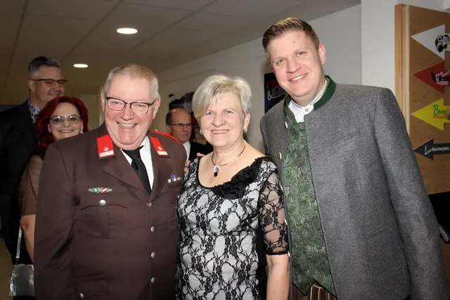 Uniform trifft Tracht war ja eigentlich der Ligister Feuerwehrball | Foto: Cescutti