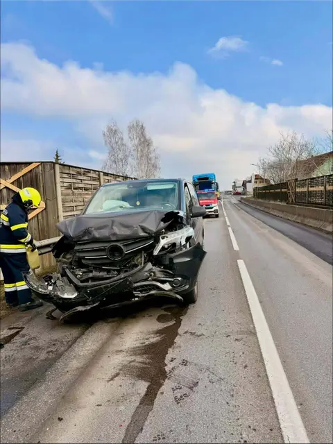 Es dauerte mehr als eine Stunde, bis in die Unfallstelle wieder frei war. | Foto: FF Köppling