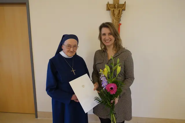 Bezirksvorsteherin Johanna Zinkl (r.) überbrachte Ordensschwester Maria Theresia Puchinger (l.) herzliche Glückwünsche zu ihrem 90. Geburtstag. | Foto: BV Hietzing