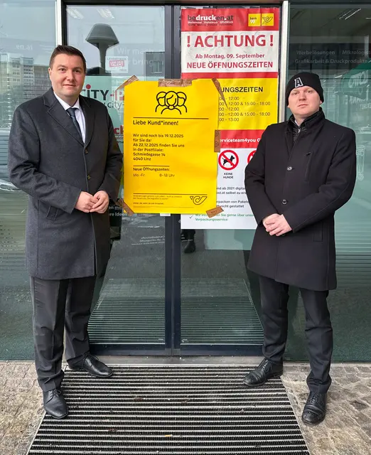 FPÖ-Stadtrat Michael Raml und Ortsgruppen-Geschäftsführer Gerald Mayr setzten sich erfolgreich für die Fortführung der Postpartner-Filiale am Gründberg ein. | Foto: FPÖ Linz