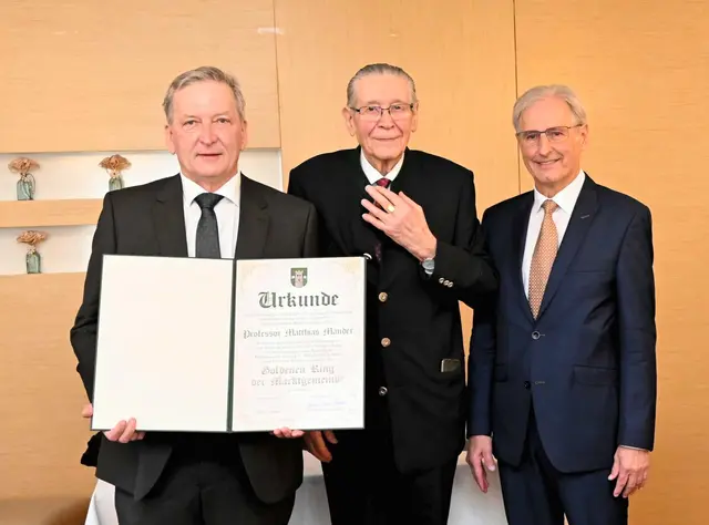 Matthias Mander bekam den Goldenen Ring der Marktgemeinde Lebring-St. Margarethen von Bgm. Franz Labugger (l.) und Vizebgm. Johann Kießner-Haiden (r.) | Foto: Marktgemeinde Lebring-St. Margarethen