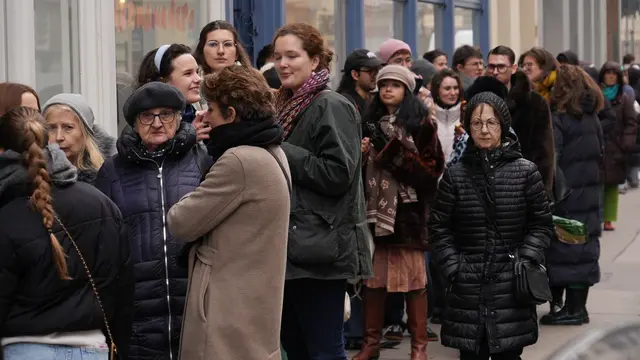 Vor einem Vintage-Store der Volkshilfe Wien kam es am Dienstag zu einer großen Schlange vor dem Geschäft.   | Foto: Andreas Pölzl/MeinBezirk