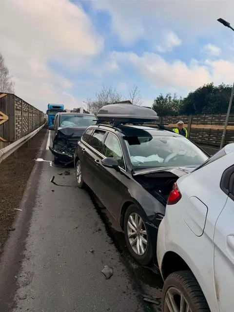 Vier Fahrzeuge waren ineinandergekracht und wurden teilweise schwer beschädigt. | Foto: FF Köppling