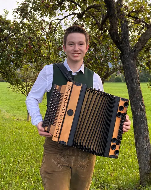 Jakob Renhardt begleitet auf der steirischen Harmonika.  | Foto: Renhardt