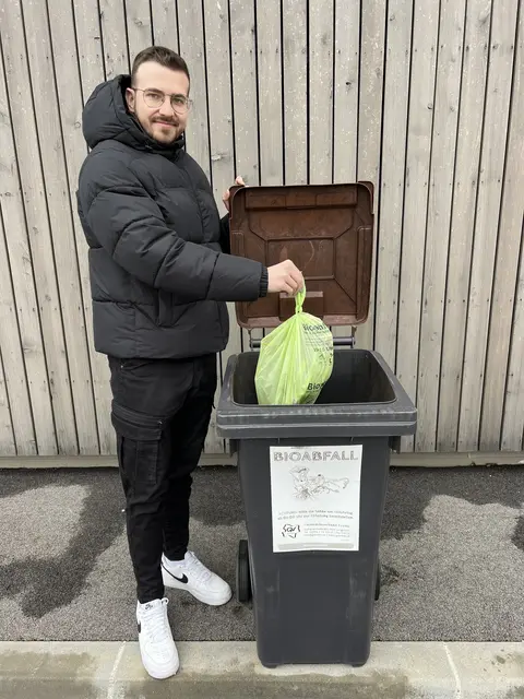 Christoph Hufnagl sammelte wie jede andere Bürgerin und jeder Bürger rund 114 Kilo Biomüll im Jahr 2025 und damit deutlich mehr als Restmüll. Ein klares Zeichen dafür, dass Abfalltrennung im Bezirk Krems funktioniert und längst zum Alltag gehört.  | Foto: GV Krems