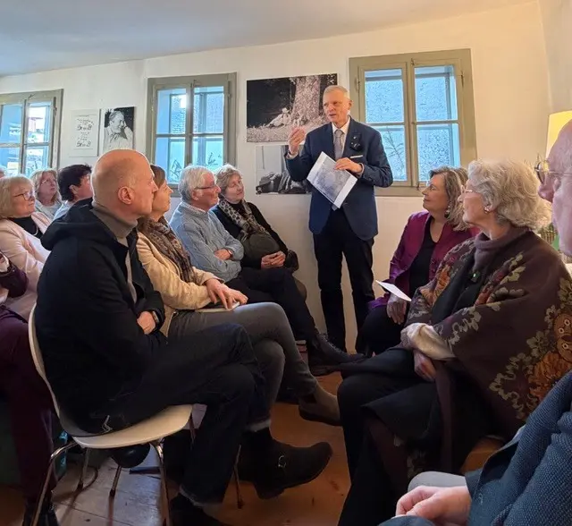 Josef Schöchl spricht einige Worte zu Thomas Bernhard. | Foto: Literaturhaus Henndorf