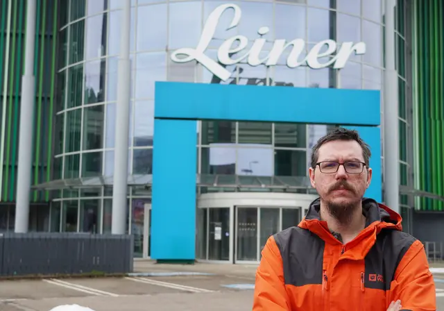 KPÖ-Bezirksrat Jonas Kraft vor dem leerstehenden Leiner-Gebäude in der Hadikgasse. | Foto:  Lukas Wurzinger