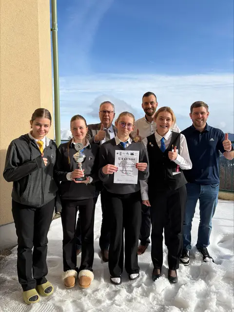 Gratulation an die Landesmeisterinnen Martha Lobastova, Lisa Buchegger, Valentina Wurm und Eleana Kabicher (v.r.) mit den betreuenden Lehrern Daniel Reiterer und Christian Stoppacher und Direktor Jürgen Kürner. | Foto: Tourismusschulen Semmering