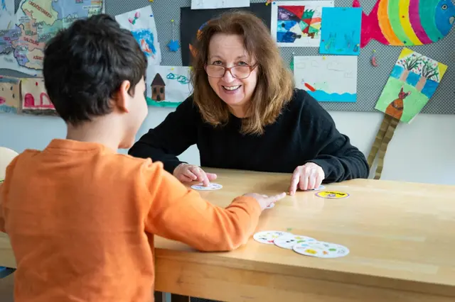 Eineinhalb Stunden Aufmerksamkeit pro Woche kostet es, als Freiwilliger bei den Lerncafés der Caritas zu arbeiten. Die Nachfrage ist groß, die Warteliste der Kinder lang. | Foto: Stefanie J. Steindl
