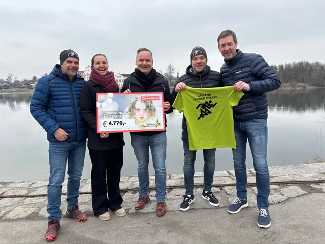 Die "Laufend dahom helfen"-Mitglieder Günter Dieplinger, Melanie Schöppl, Christian Siller und Thomas Schererbauer mit MeinBezirk-Redaktionsleiter David Ebner (Mitte).  | Foto: Ebner/MeinBezirk