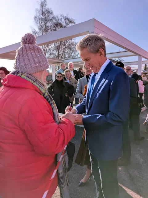 ORF-Moderator Alfons Haider moderierte die Pressekonfernez und war auch slebst bei Autogrammjägern beliebt. | Foto: Kathrin Schwendinger/MeinBezirk