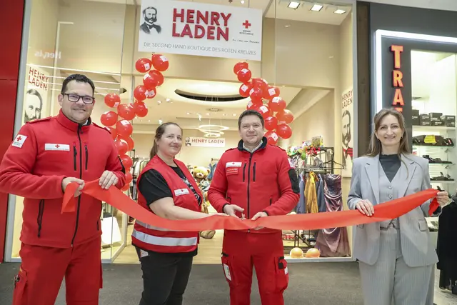 Der erste Henry-Laden des Wiener Roten Kreuzes wurde feierlich eröffnet: Ulrike Karpfen, Projektleiterin von des Henry-Ladens beim Wiener Roten Kreuz (2.v.l.), Georg Geczek (Landesrettungskommandant des Wiener Roten Kreuzes und Sabine Dreschkay (Center-Managerin des Huma Eleven). | Foto: WRK/Markus Hechenberger