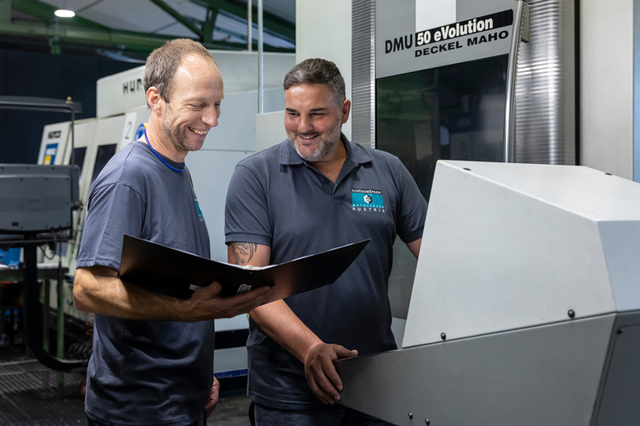 Metalltechniker Jan Pribyl und Roman Hanko | Foto: Schösswender