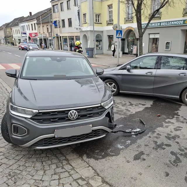 Zwei Pkw kollidierten im Ortsgebiet von Neusiedl am See.  | Foto: FF Neusiedl am See