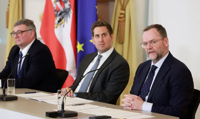 Staatssekretär Jörg Leichtfried (SPÖ), Staatssekretär Alexander Pröll (ÖVP) und Staatssekretär Josef Schellhorn (Neos) präsentierten am Mittwoch erste Schritte zur Umsetzung der Industriestrategie. | Foto: BKA/Regina Aigner