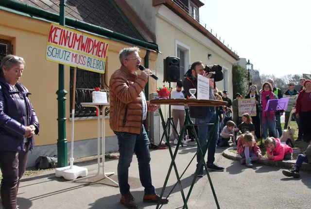 Die Bürgerinitiative "Rettet den Khleslplatz!" in Meidling setzt sich für die Beibehaltung der bestehenden Widmung am Khleslplatz ein. | Foto: Erich Honsal