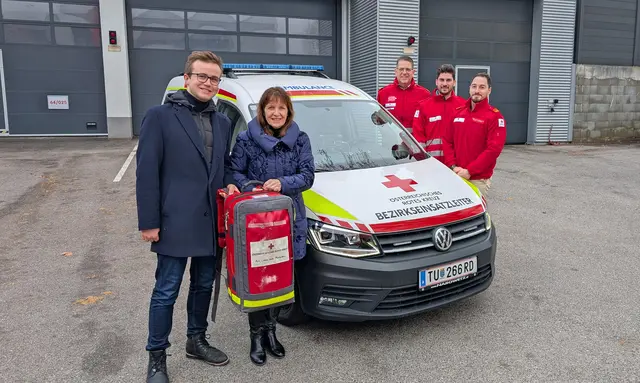 Kickoff für das First Responder-System in Mödling.  Von links: Tim Pöchhacker, Silvia Drechsler, Peter Weigl, (Fachbereichsleiter Ausbildung ), Sebastian Meier-Raubal (Fachbereichsleiter Rettungsdienst), Mario Tauschek (Verantwortlicher für First Responder).  | Foto: Stadtgemeinde Mödling / cb