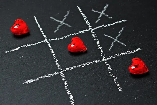 Zum Valentinstag hat MeinBezirk nachgefragt, wie es in einer Zeit von vollen Terminkalendern und Social-Media-Druck gelingen kann, im Beziehungsalltag einen kühlen Kopf zu bewahren. (Symbolbild) | Foto: Pixabay/NoName_13