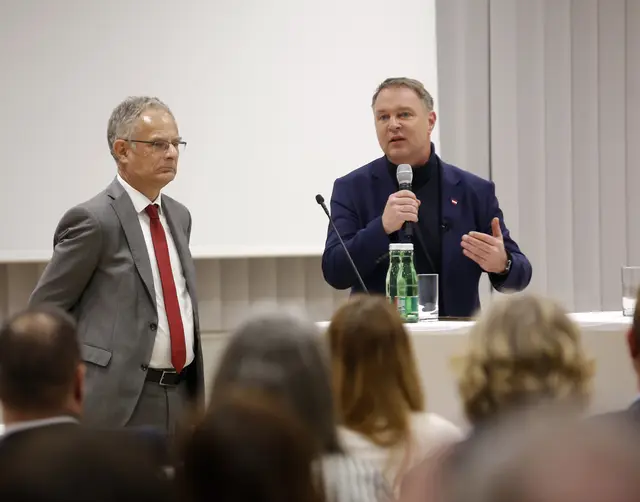 Es wurde unter anderem über die Gesundheit sowie die wirtschaftliche Lage informiert.  | Foto: Andreas P. Tauser