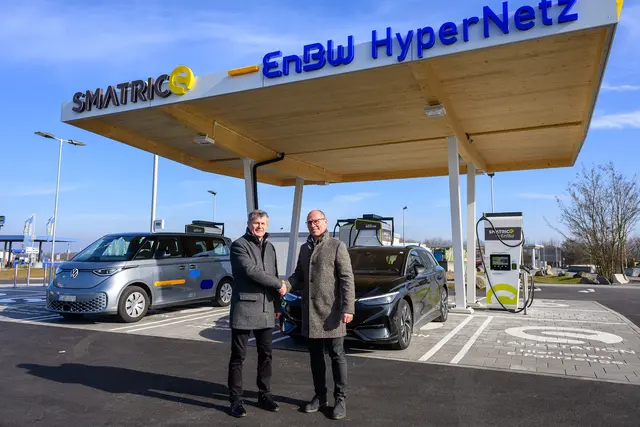St. Marienkirchnes Bürgermeister Gerhard Schwarzgruber (l.) mit Thomas Landsbek, CEO 
Smatrics EnBW beim Ladepark in St. Marienkirchen. | Foto: Smatrics
