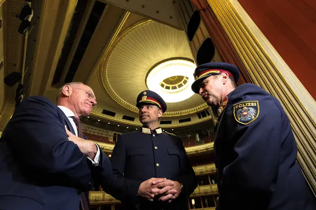 (v.l.) Innenminister Gerhard Karner (ÖVP)Vizepräsident Dieter Csefan (LPD Wien) und Stadthauptmann Klaus Schachner (Polizei Innere Stadt) am Mittwoch, 11. Februar, bei einem Lokalaugenschein zu den Sicherheitsmaßnahmen am Opernball in Wien. | Foto: APA-Images / APA / TOBIAS STEINMAURER