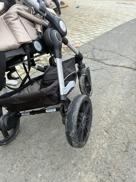 Der demolierte Kinderwagen war nicht mehr fahrbar. | Foto: Anna Maria Kaufmann