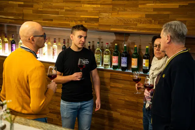 Die Schurmothek bietet Raum für Verkostungen und Gespräche. | Foto: Obsthof Schurm