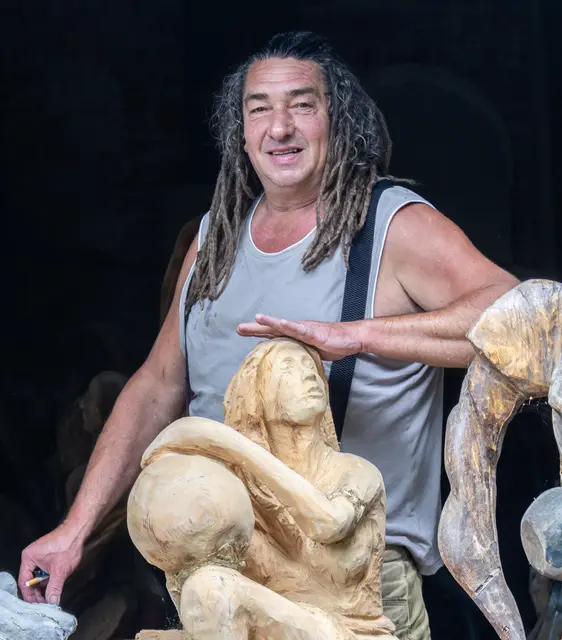 Harry Raab feierte seinen 60. Geburtstag und Wegbegleiter gratulieren dem Künstler aus Niederleis.  | Foto: Regina Courtier