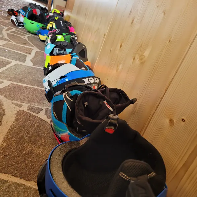Sauber in Reih und Glied wurden die Helme platziert. | Foto: Waldpädagogischer Kindergarten Mixnitz