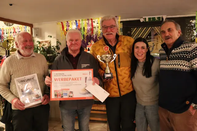 Die Freude bei den Sieger ist groß. Als Preis gab es unter anderem ein Werbepaket. | Foto: MeinBezirk/Chiara Kresse