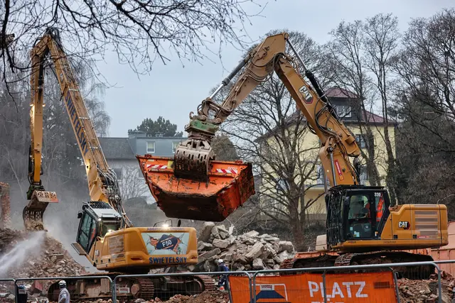 Die Abbrucharbeiten gehen in der Freistädterstraße zügig voran. | Foto: Reischl
