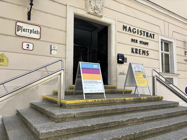 Im Foyer des Kremser Rathauses ist die Ausstellung bis 28. Mai zu sehen. | Foto: sg