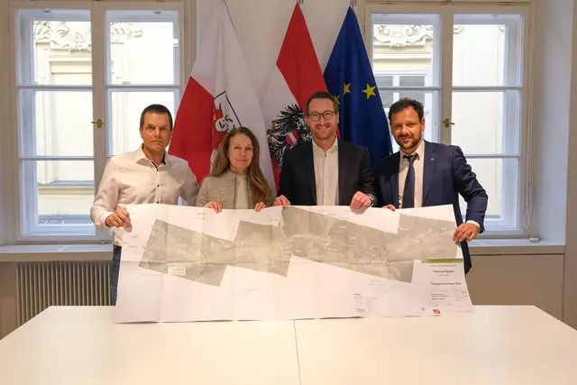 Günter Guglberger (Abt. Landesstraßen und Radwege des Landes), TVB-GF Helga Beermeister, LH-Stv. Philip Wohlgemuth und PV-Obmann Florian Riedl freuen sich über den gemeinsamen Schritt zum Lückenschluss der Radroute 30 im Wipptal. | Foto: Land Tirol