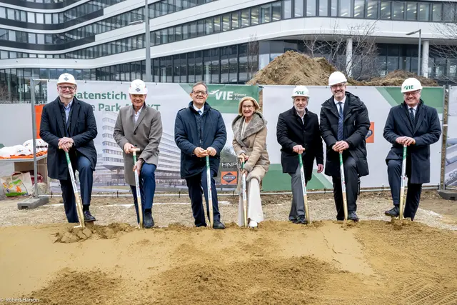 (v.l.n.r.) Erich Laller, technischer Geschäftsbereichsleiter der Swietelsky AG, Peter Krammer, CEO der Swietelsky AG, Günther Ofner, Vorstand der Flughafen Wien AG, NÖ Landeshauptfrau Johanna Mikl-Leitner, Oliver Oszwald, Partner Architektenbüro HNP architects, Stefan Kovacs, Bereichsleiter Bau und Wolfgang Scheibenpflug, Geschäftsbereichsleiter Immobilien- und Standortmanagement (beide Flughafen Wien AG) | Foto: Flughafen Wien AG