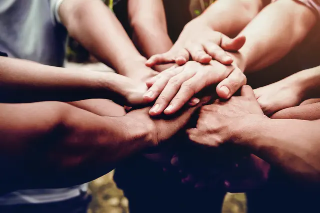 Wie steht die Tiroler Bevölkerung zu Migration und Integration? Antworten liefert der Integrationsmonitor Tirol 2025. | Foto: Streif