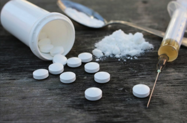 Neben Alkohol, Kokain und Cannabis ist auch ein anhaltender Missbrauch von verschreibungspflichtigen Medikamenten festzustellen. | Foto: stock.adobe/Victoria M.