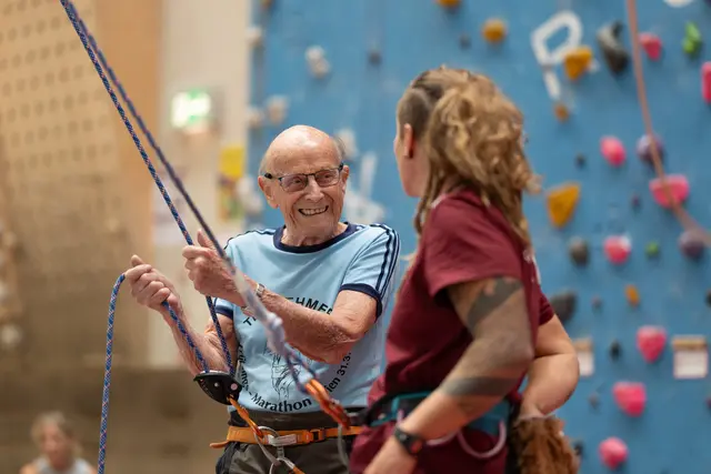 Leo Graf klettert auch mit seinen 98 Jahren noch regelmäßig. | Foto: Edgar Eisner/Kletterhalle Wien