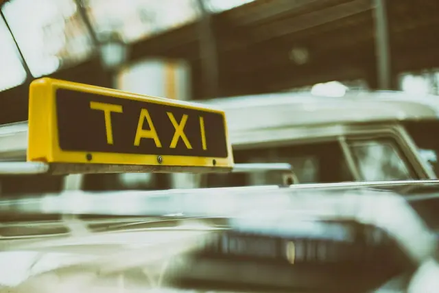 Transporte von Patientinnen und Patienten werden auch von privaten Taxi- oder Busunternehmen angeboten. | Foto: Pixabay