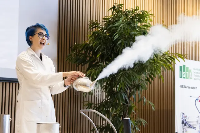 Chemie-Influencerin Stefanie Allworth begeisterte mit Ihrer Science-Show im Rahmen der Vifzack Academy 2024. | Foto: Anna Stöcher/ISTA
