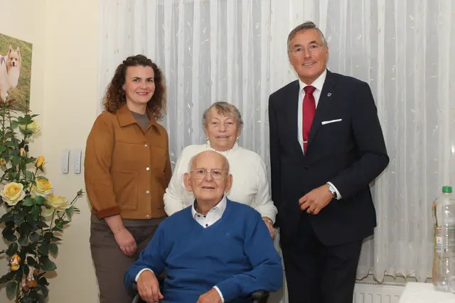 Bürgermeister Ludwig Deltl und Vizebürgermeisterin Julia Neihart-Hermann überbrachten Jubilar Kurt Drahohs Glückwünsche. | Foto: Stadtgemeinde Strasshof an der Nordbahn