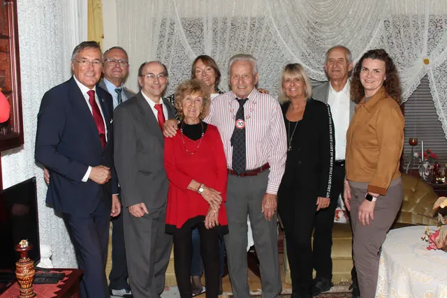 Anlässlich des 90. Geburtstages besuchten Bürgermeister Ludwig Deltl, Vizebürgermeisterin Julia Neidhart-Hermann und Obmann der Pensionisten –Günther Kussmann – den Jubilar Franz Trecha. | Foto: Stadtgemeinde Strasshof an der Nordbahn