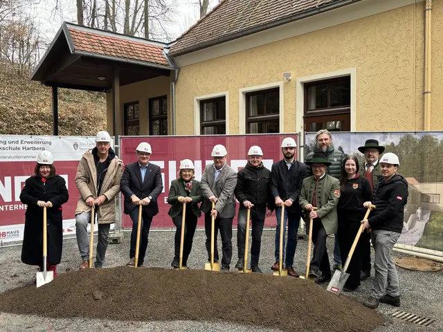 Vertreterinnen und Vertreter der Gemeinde, der Musikschule und der Projektpartner beim Spatenstich.  | Foto: MeinBezirk/Christian Zechner