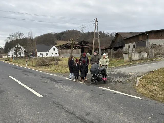 Kein Gehweg, Betriebseinfahrt zu Bauernhof und Ab-Hof-Verkauf. Autos rasen mit über 100 kmh vorbei. | Foto: Anna Maria Kaufmann