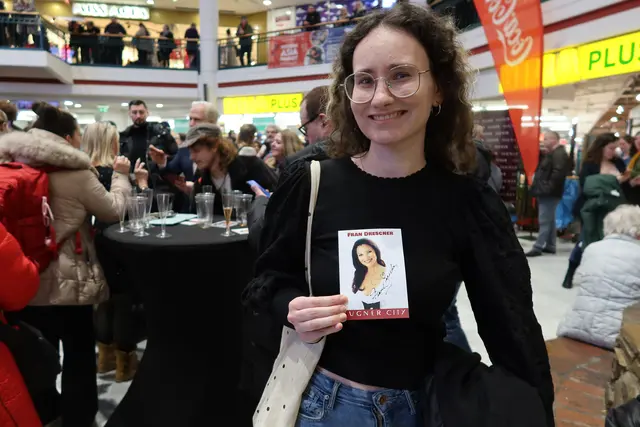 Lena ergatterte ein Autogramm von ihrem Vorbild Fran Drescher.  | Foto: Patricia Hillinger/MeinBezirk