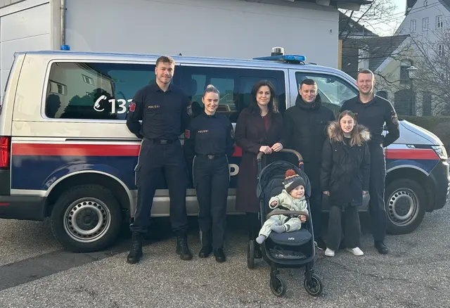 Eine Abordnung der Polizeiinspektion Schärding überreichte der Familie von Benedikt Wallner aus Andorf die Spende von 3.800 Euro.  | Foto: Polizeiinspektion Schärding