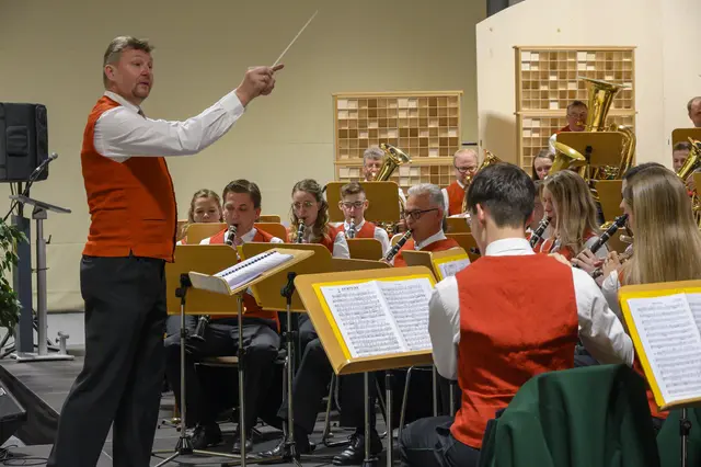 Christian Berchthaler (li.), der Kapellmeister der Bürgermusik Tamsweg, beim Osterkonzert 2025. | Foto: Peter Bolha