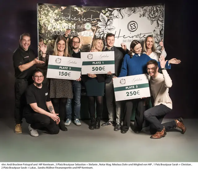 Glückliche Gewinnerinnen und Gewinner: Fotograf Andi Bruckner (Heiraten im Paradies), 3. Platz Brautpaar Sebastian und Stefanie, Notar Nikolaus Dohr (Heiraten im Paradies), 1. Platz Brautpaar Sarah und Christian, 2. Platz Brautpaar Sarah und Lukas, Finanzexpertin Sandra Müllner (Heiraten im Paradies) | Foto: Andi Bruckner