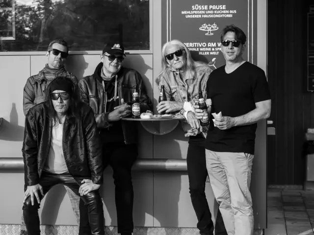 Die Band "Das schönste Schwarz" bestehend aus: Norbert Neumayr (Gesang und Bluesharp), Amir Qotb (Gesang und Gitarre), Michael Steinböck (Gesang und Gitarre), Michael Tscharnutter (Bass) und Michael Kukla (Schlagzeug) veröffentlichen nun ihr 3. Album. | Foto: Hans Eder