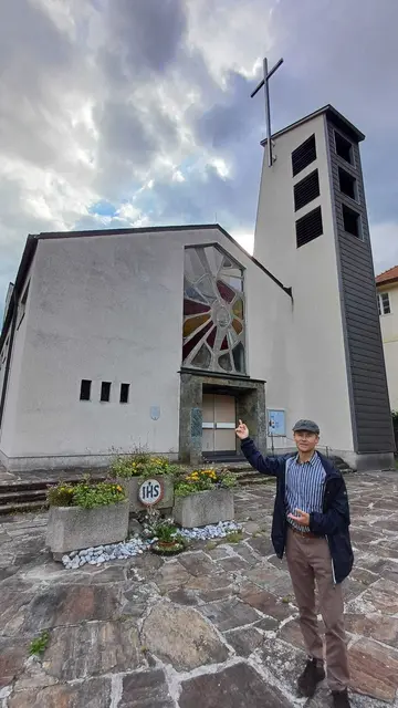 Gemeinderat Johann Budin vor dem Kaufobjekt in Hirschwang. | Foto: soko.aat
