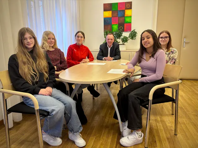 Schülerinnen und Schüler des GRG 23 Alterlaa im Austausch mit Bezirksvorsteher Gerald Bischof im Rahmen des Projekts „Zusammenleben im Bezirk“. | Foto: BV23/Genitheim